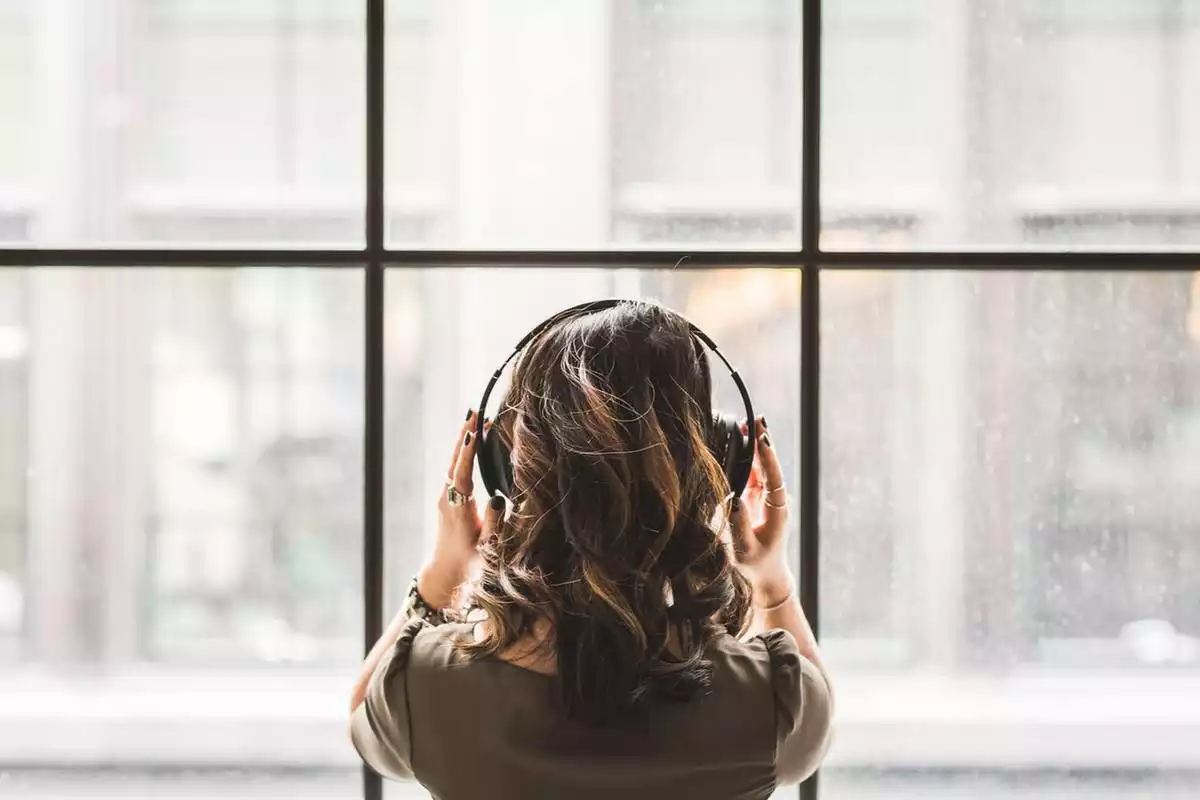 Femme écoutant de la musique