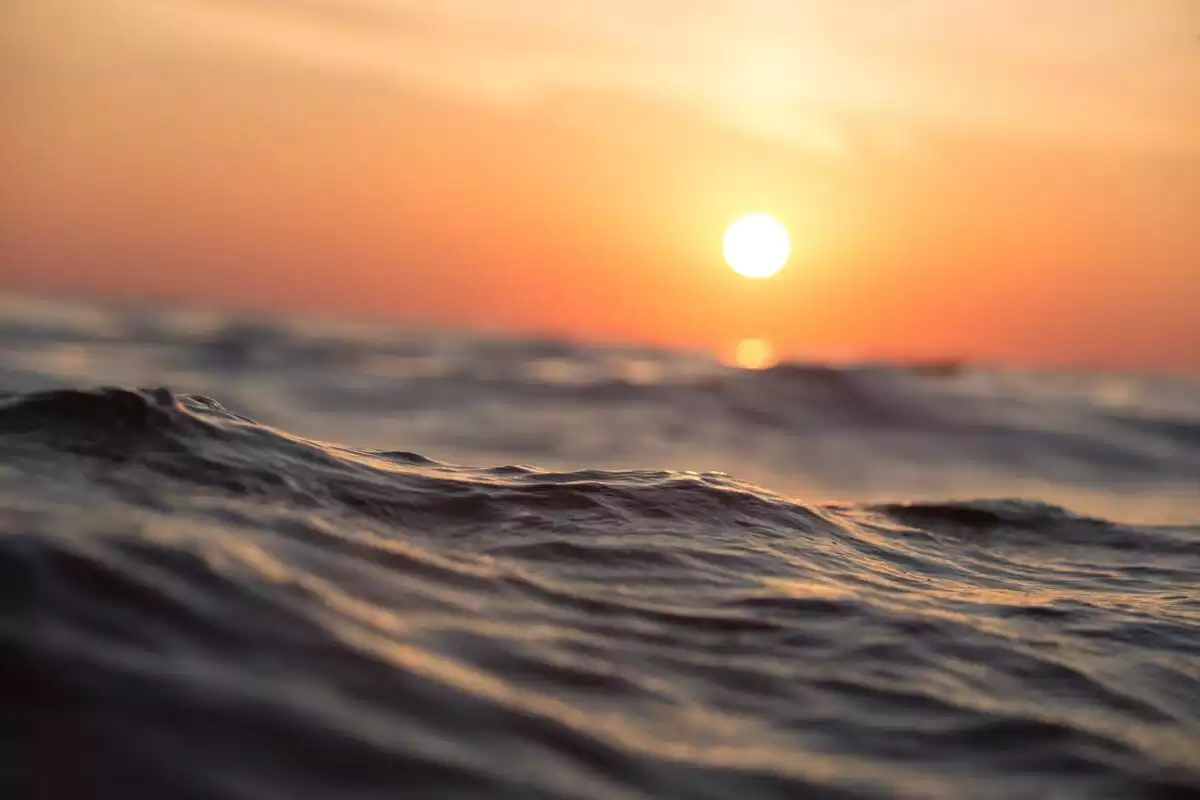Vue d'un coucher de soleil depuis la mer