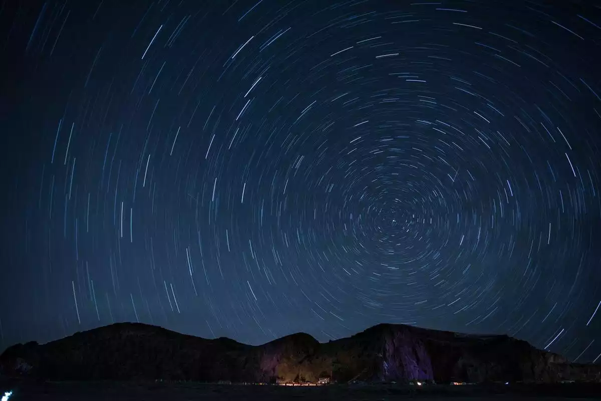 Les étoiles dans le ciel tournent à grande vitesse