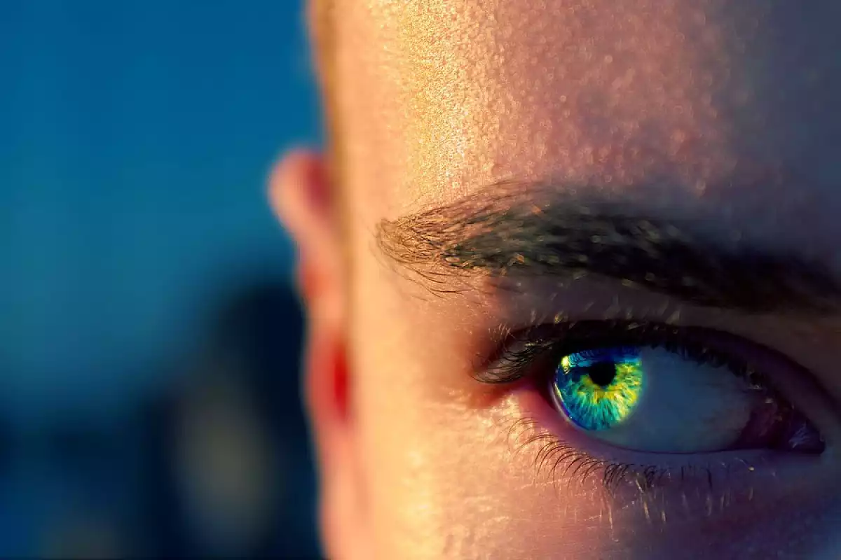 zoom en la parte de cara con ojo azul