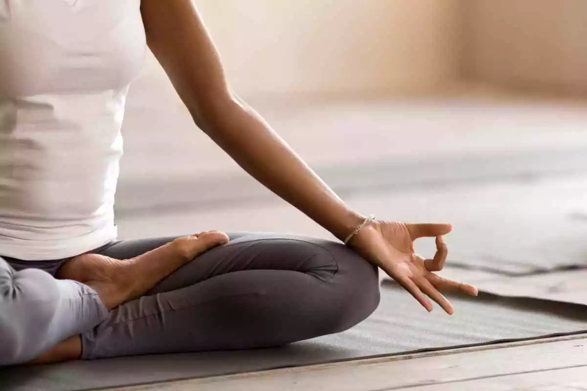 Fille aux jambes croisées dans une pose de méditation
