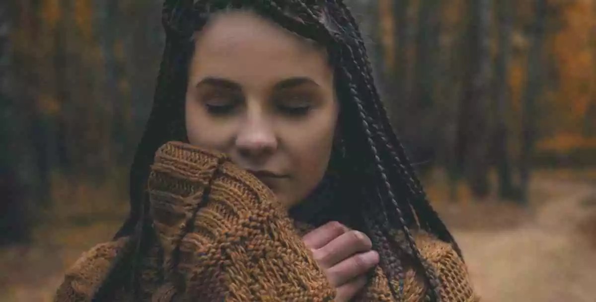 Une femme avec les yeux fermés