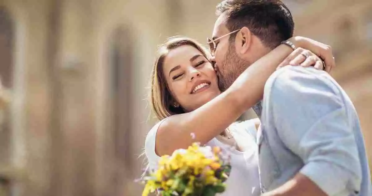 Un homme surprend une femme avec des fleurs