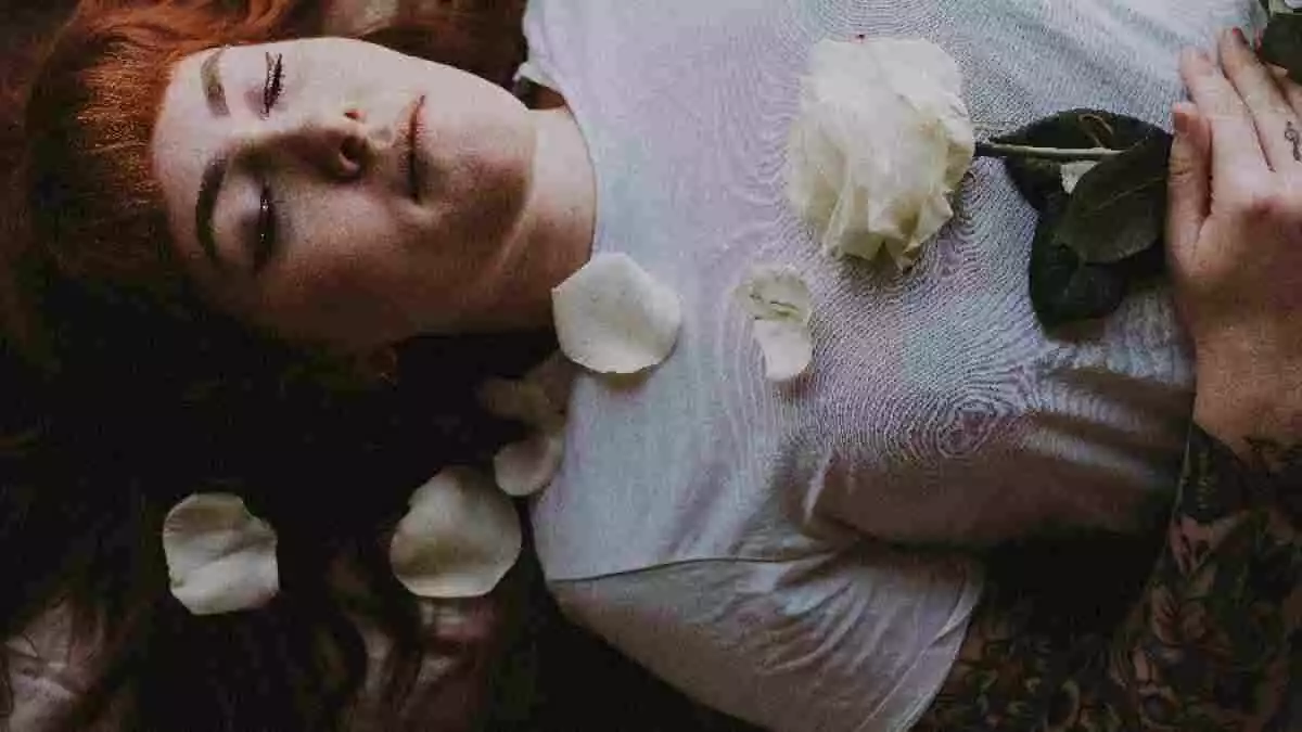Une femme couchée avec une rose