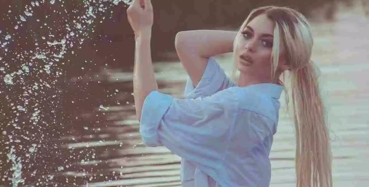 Une femme dans l'eau