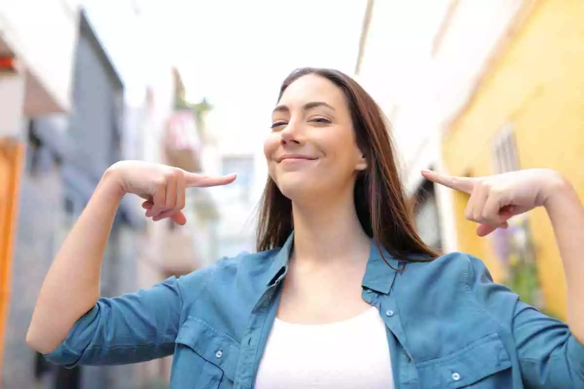 Une jeune fille souriante montre son sourire