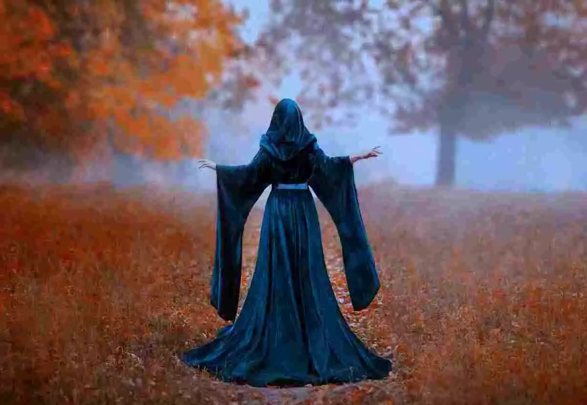 Sorcière marchant dans la forêt