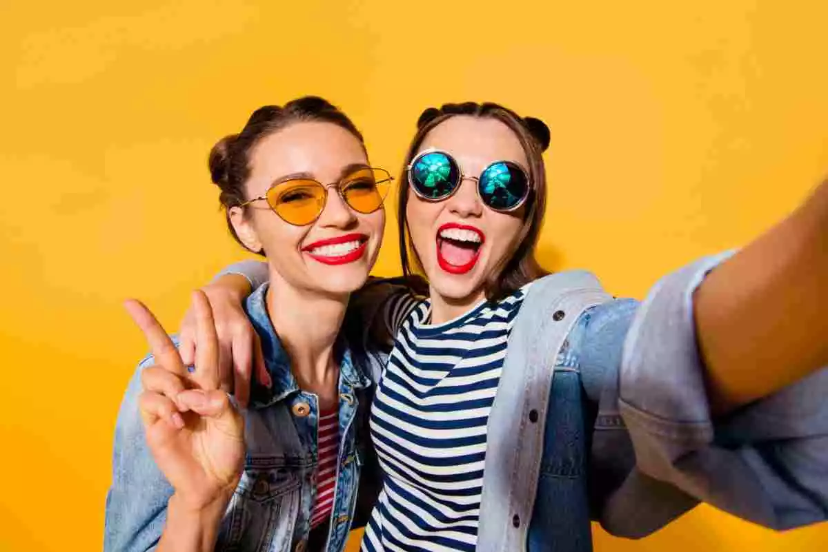 Deux filles se font prendre en photo