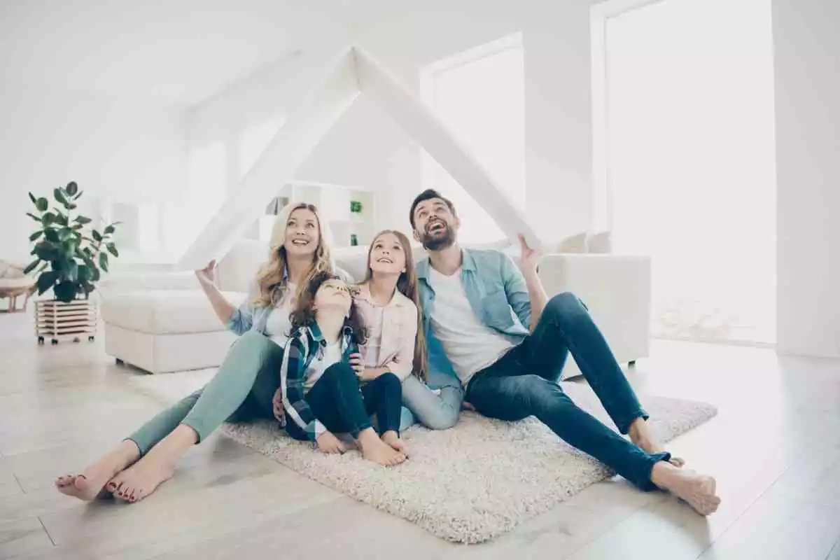 Une famille qui joue sous un toit