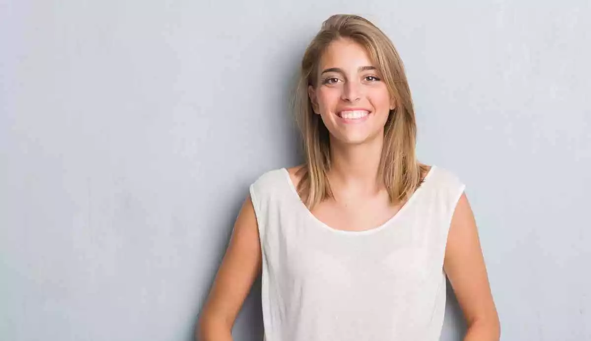 Une femme qui sourit