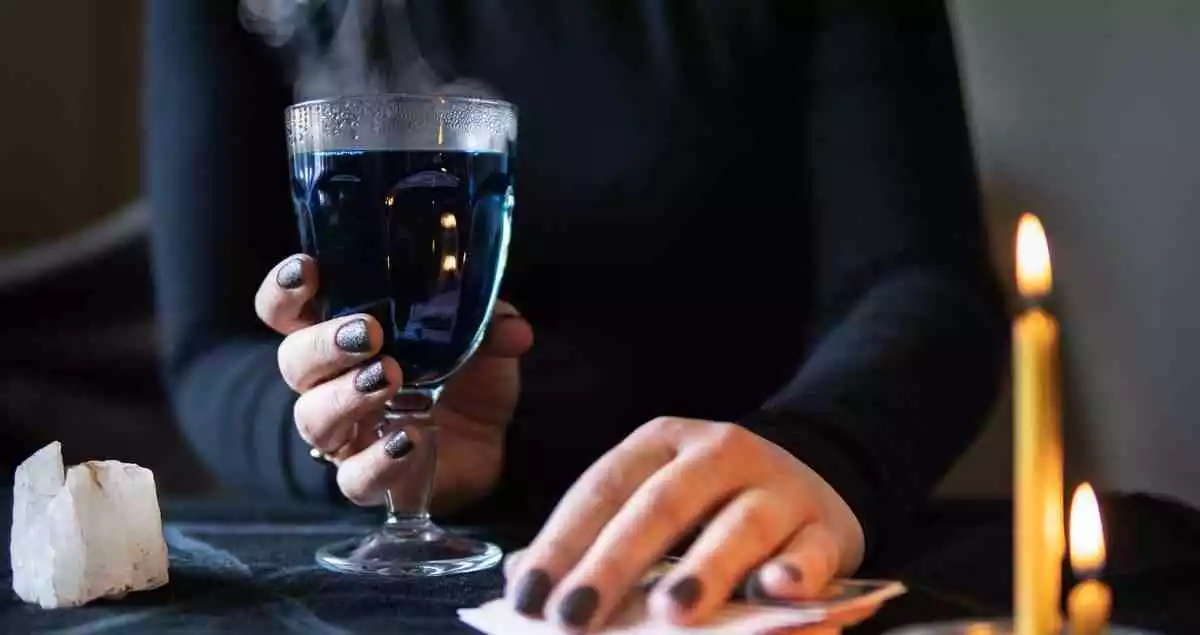 Une femme avec un verre plein et des bougies