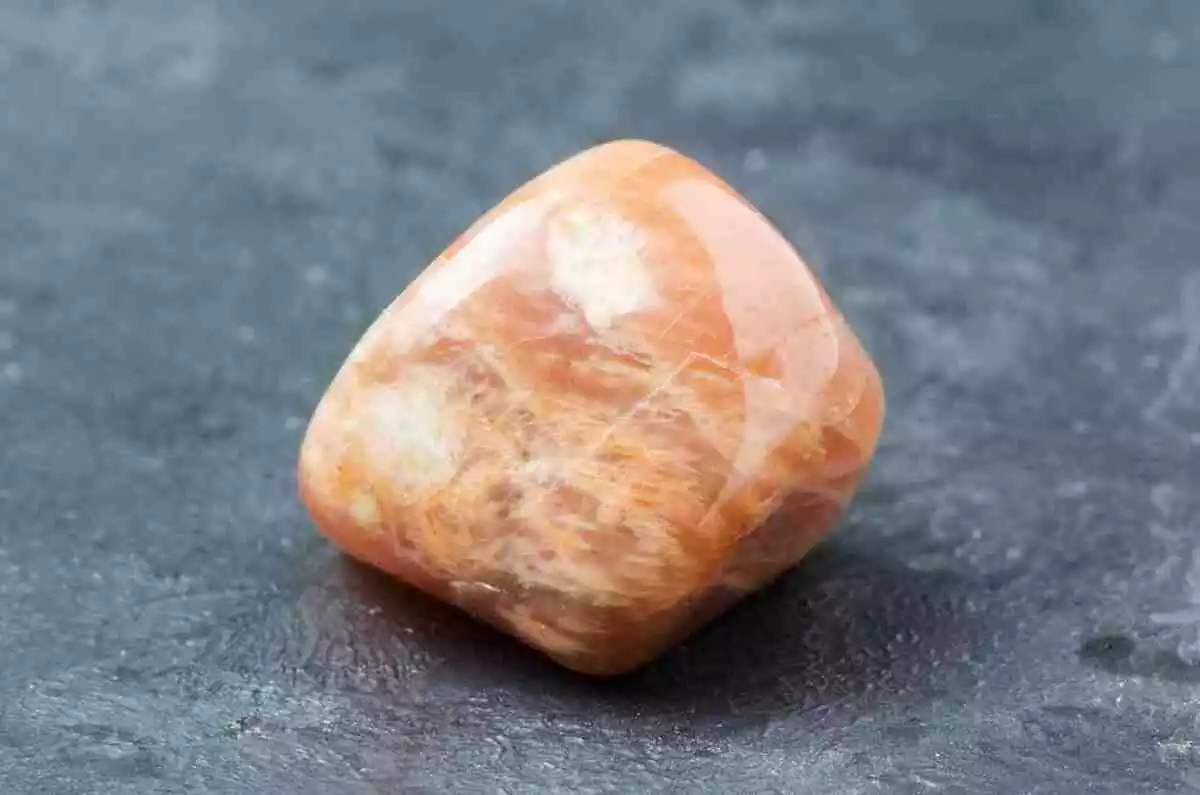Une pierre de lune orange