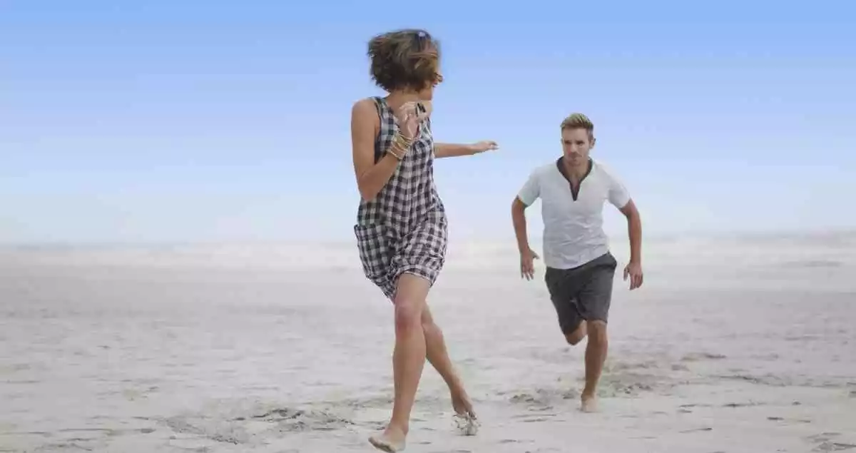 Un homme poursuivant une femme