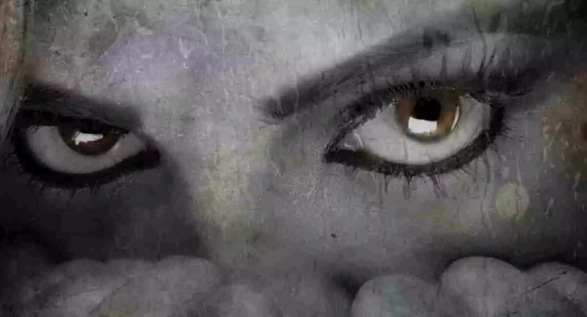 Une femme aux yeux orange