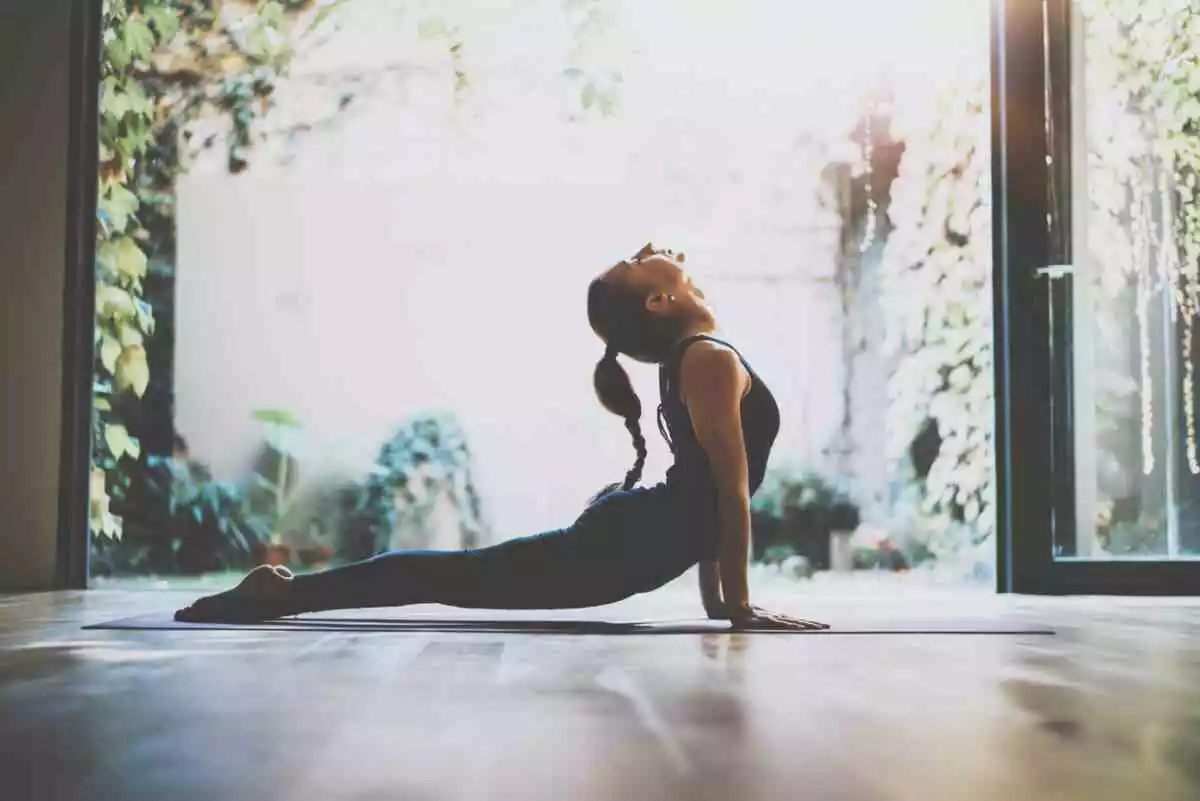 Fille faisant une pose de yoga
