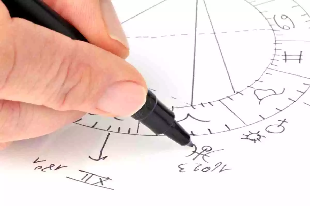 Personne qui dessine un thème de naissance