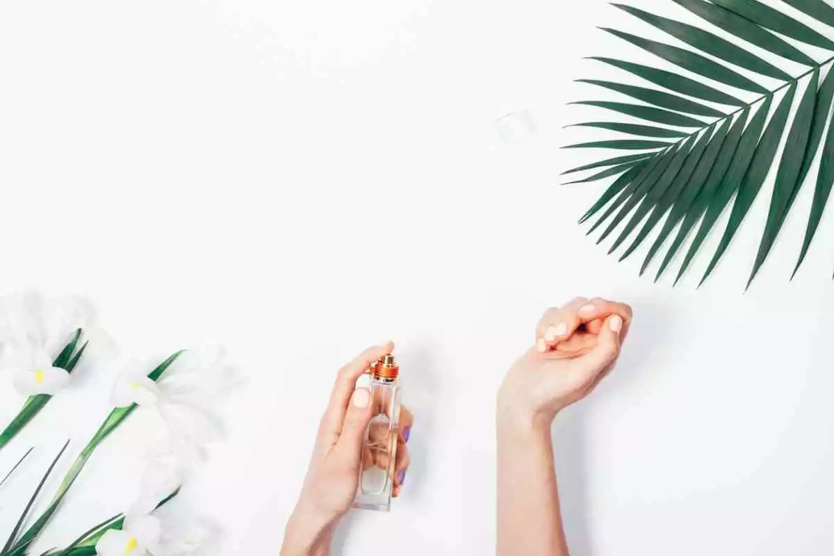 Une fille met du parfum sur sa main