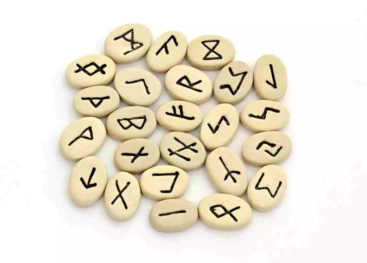 Photo des runes vikings et celtiques
