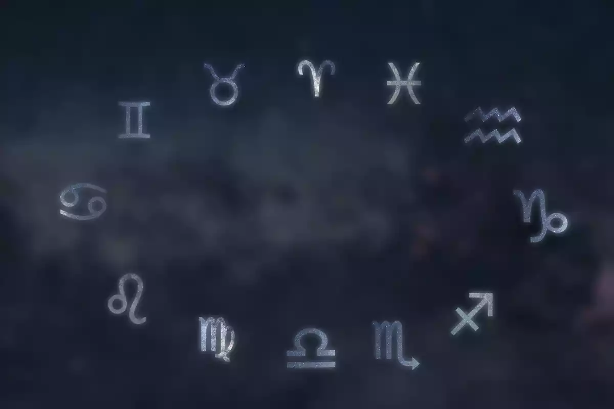 Les 12 signes du zodiaque dans un cercle avec de la fumée au fond