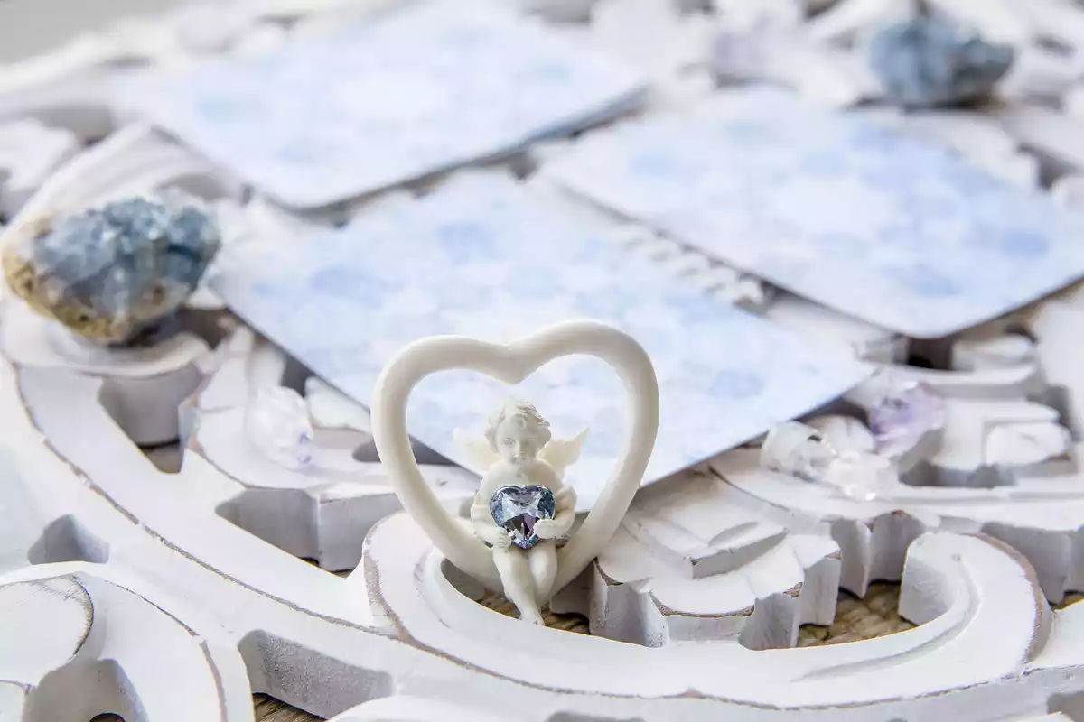 Cartes de tarot sur une table avec des figures d'anges