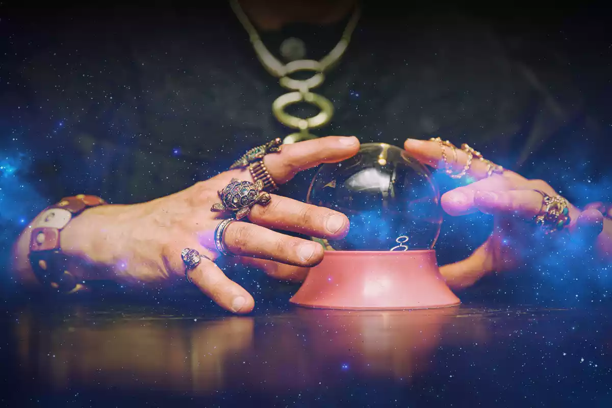 Des mains qui touchent une petite boule de cristal