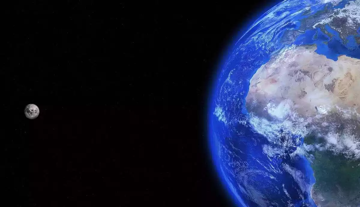 Photo de la terre à droite et de la lune au loin à gauche