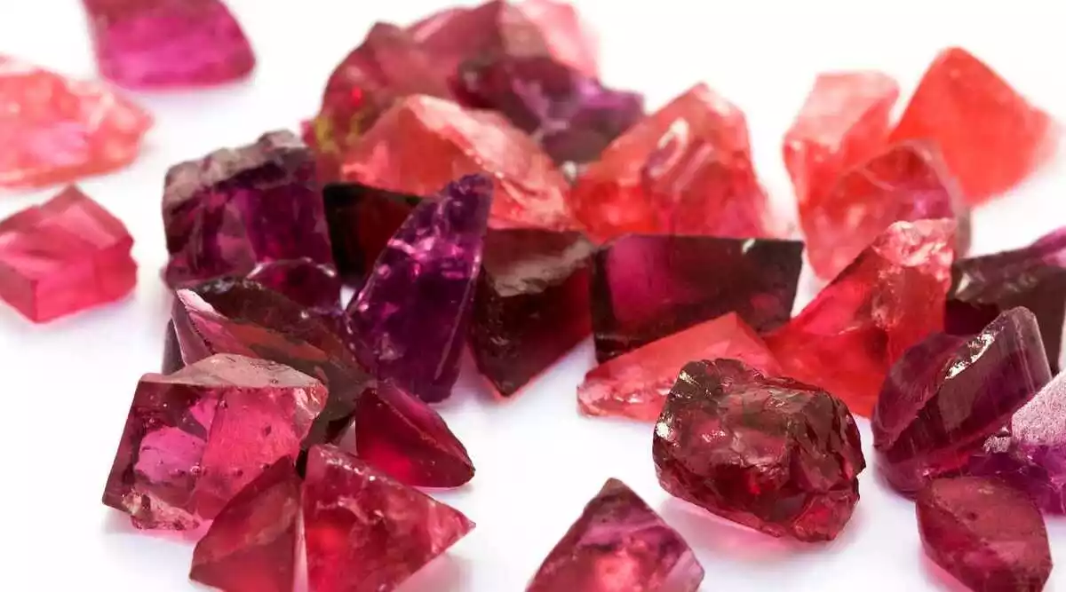 Photo de plusieurs pierres de grenat rouge