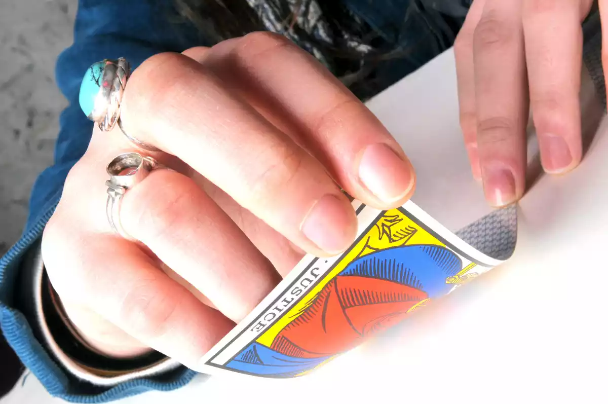 Une diseuse de bonne aventure tirant une carte de tarot