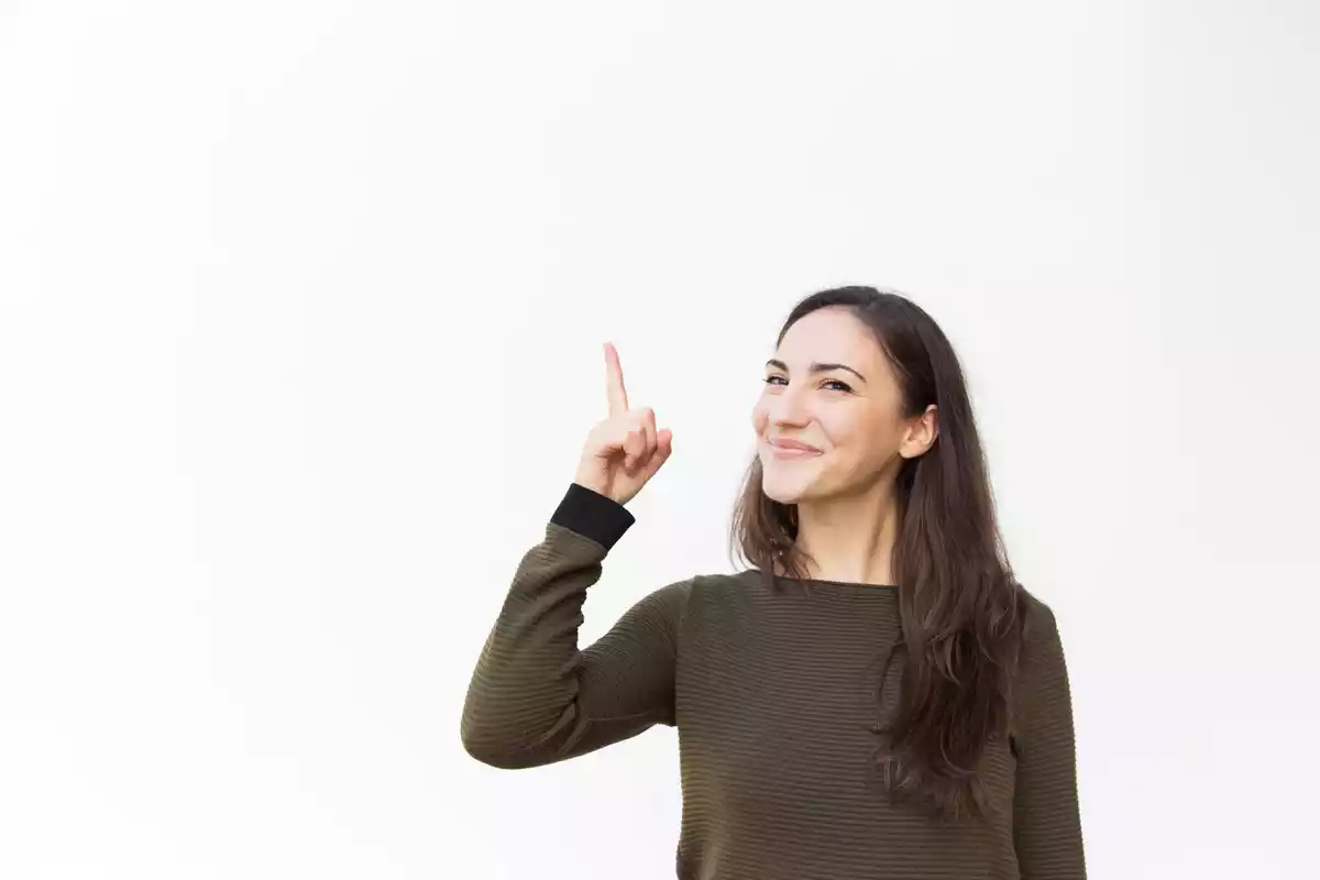 Une fille pointant son index vers le haut