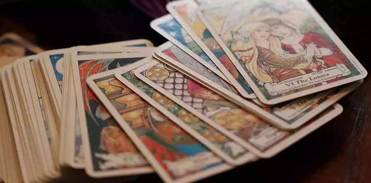 Cartes de tarot les unes sur les autres