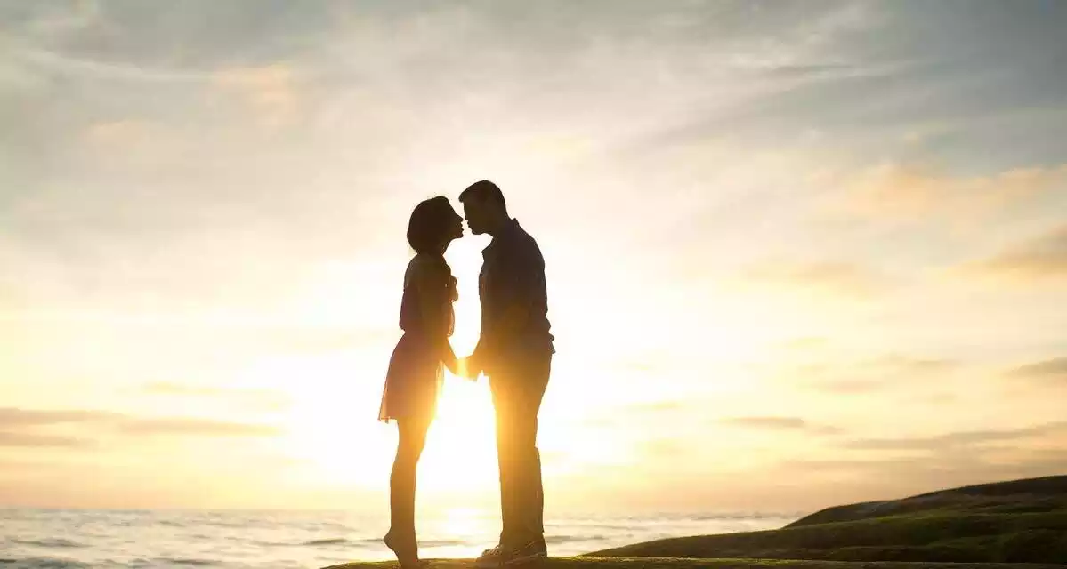 Couple au coucher de soleil