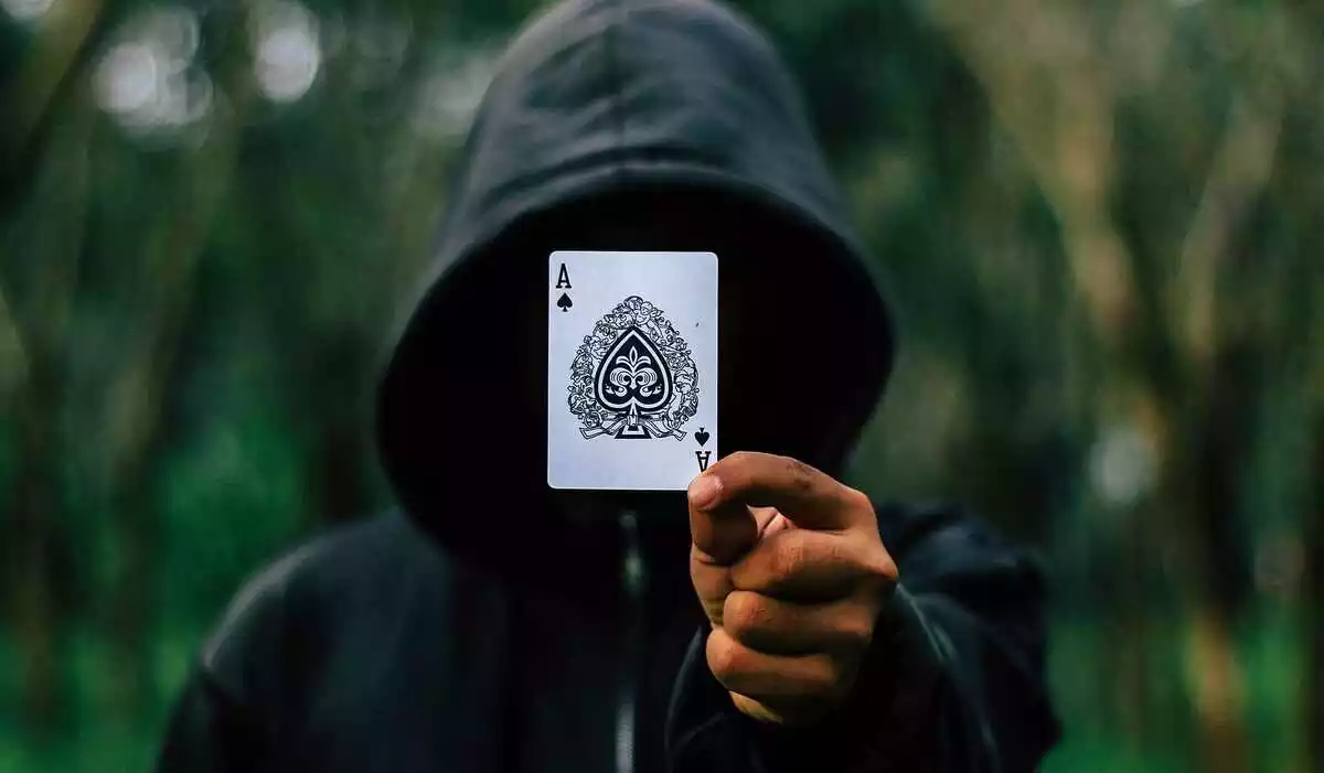 Magicien avec un as dans les mains