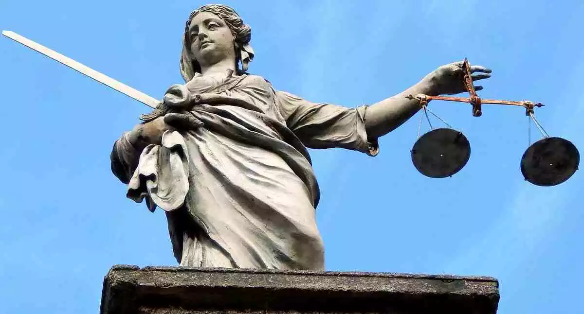 Photo d'une statue en pierre de la justice