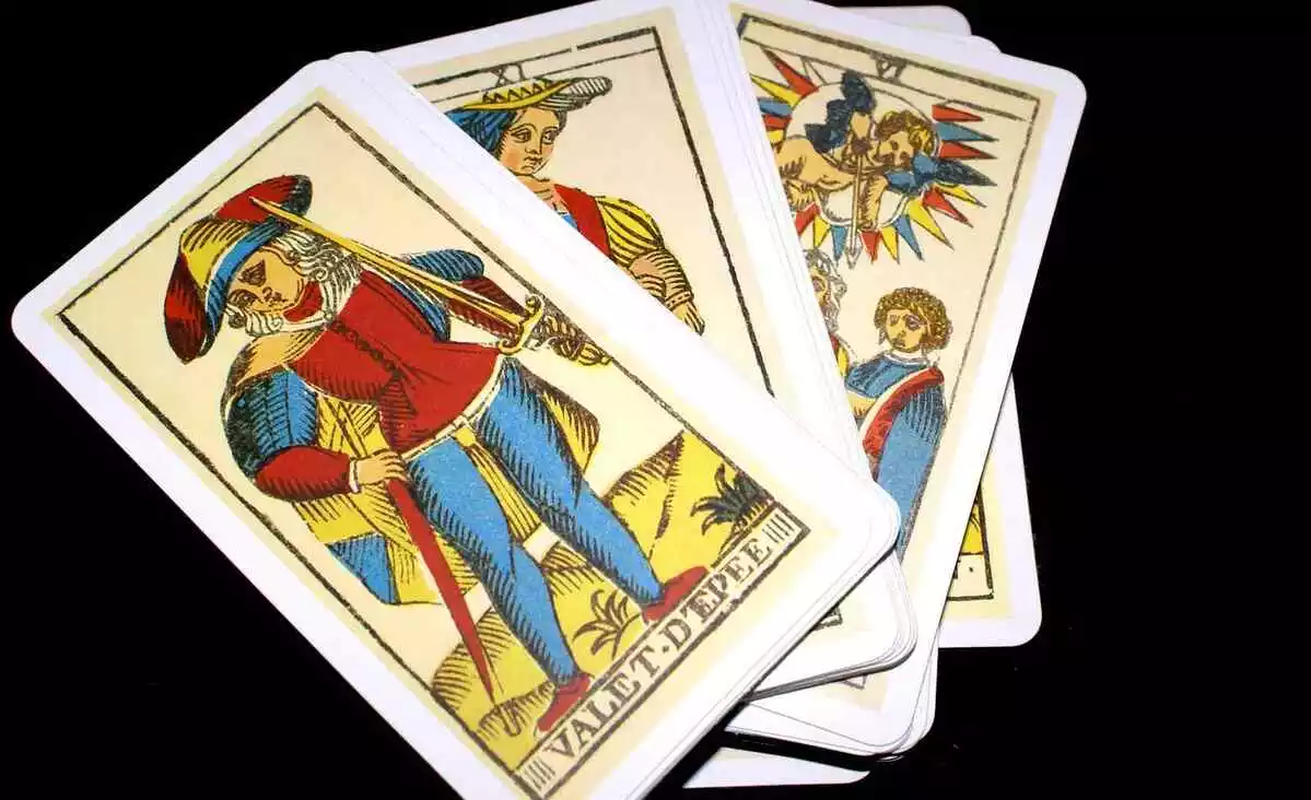 Plusieurs cartes de tarot les unes sur les autres