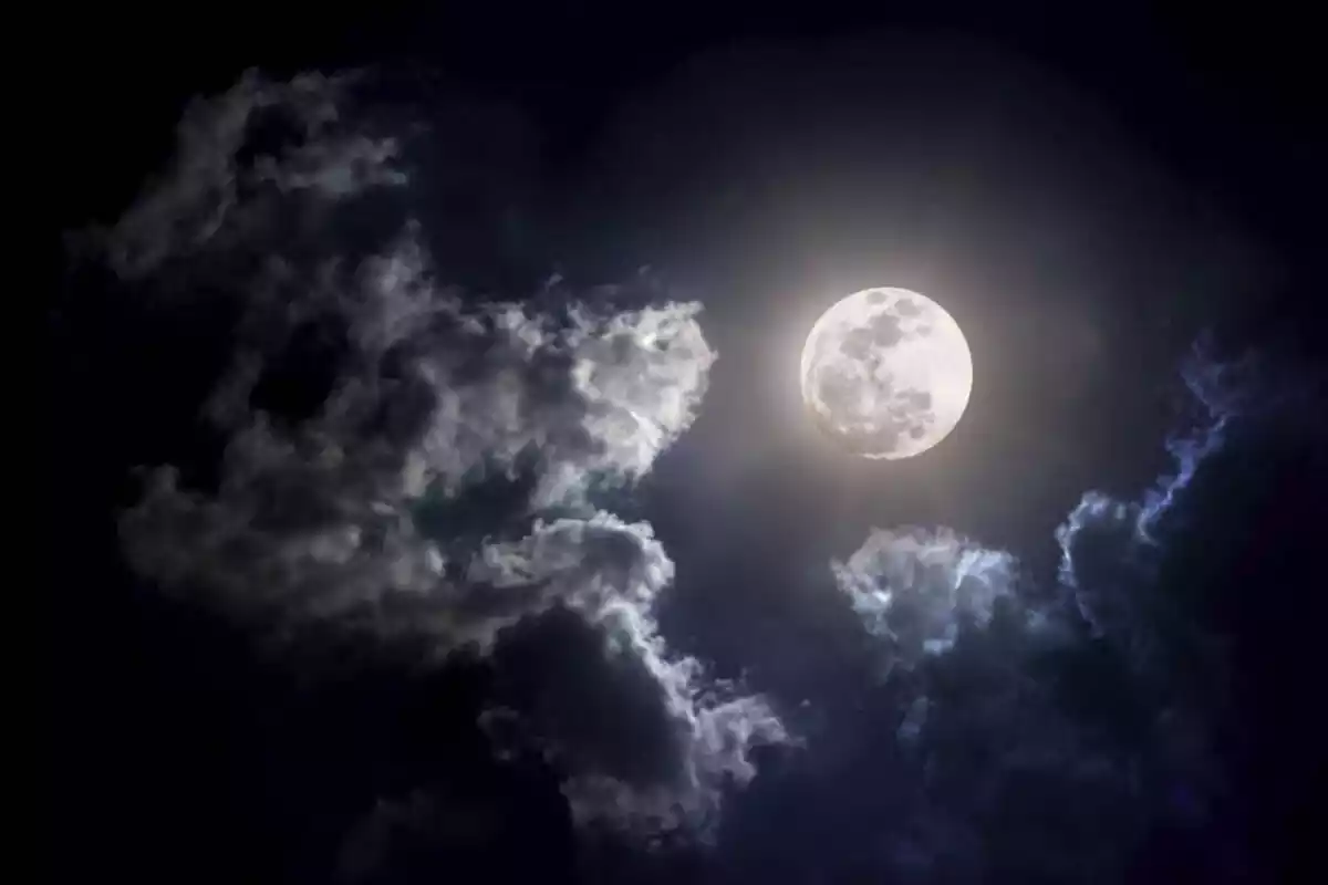 Pleine Lune lumineuse au milieu des nuages