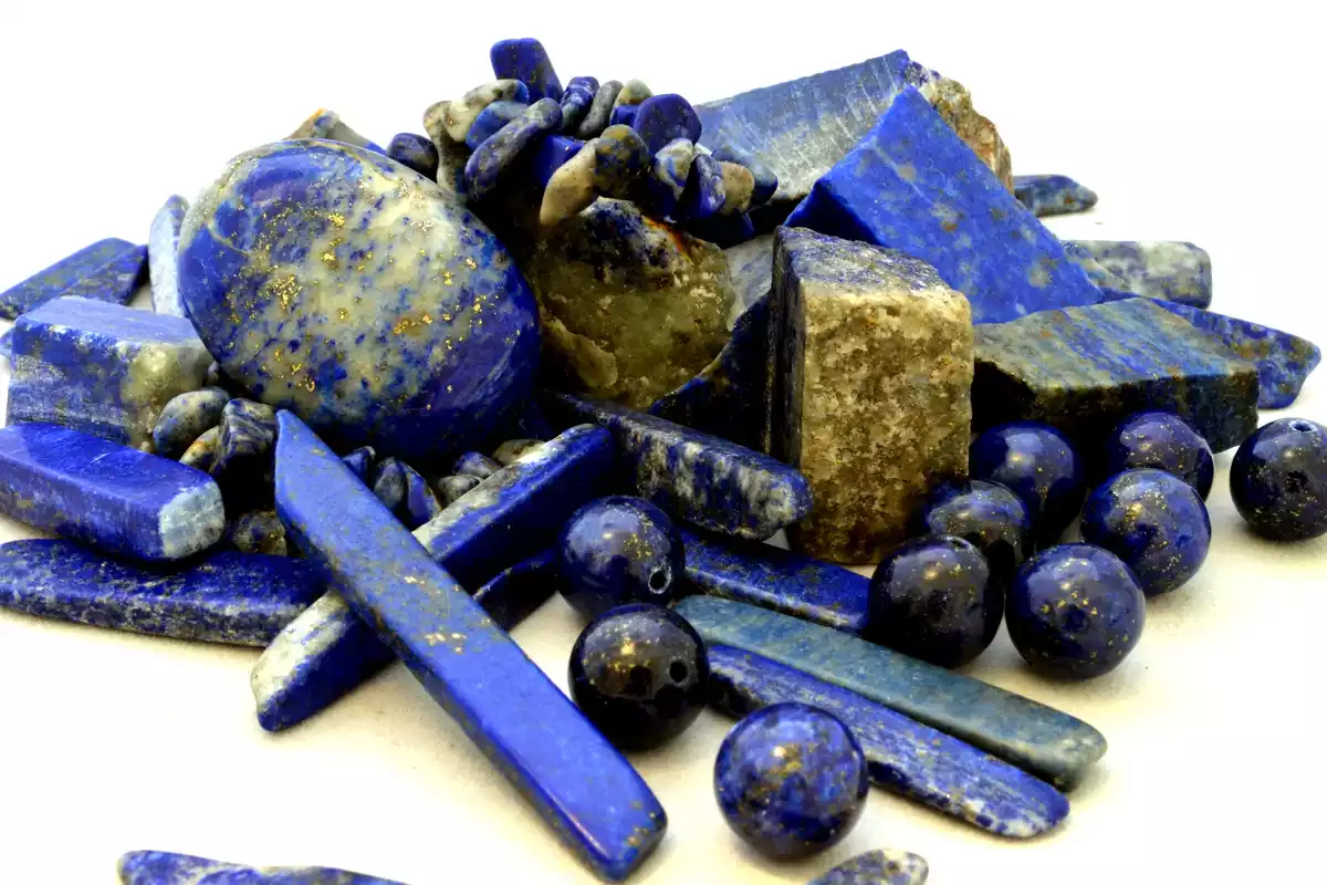 Exemplaire d'une pièce de lapis-lazuli sur fond blanc