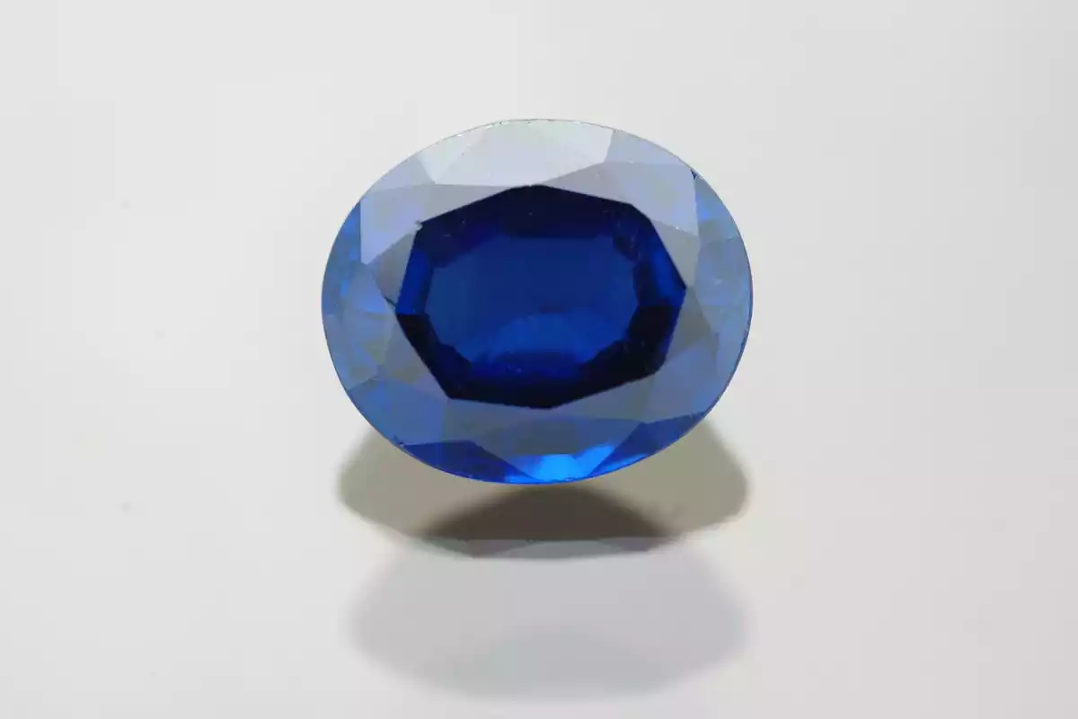 Photo d'une bague en saphir bleu