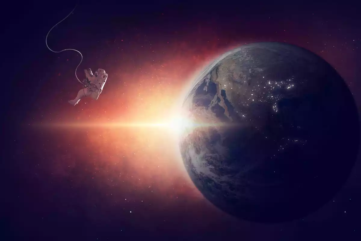 Un astronaute s'approche de la Lune