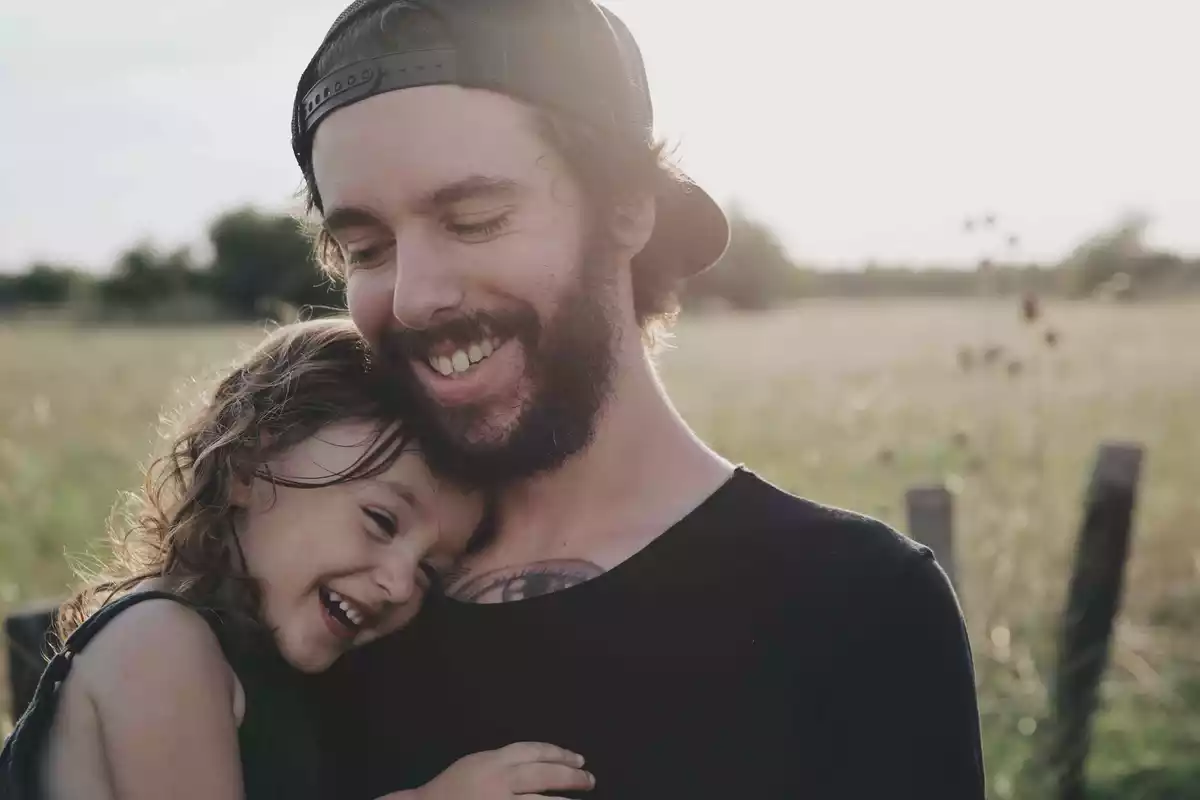 Un homme et une fille s'embrassant