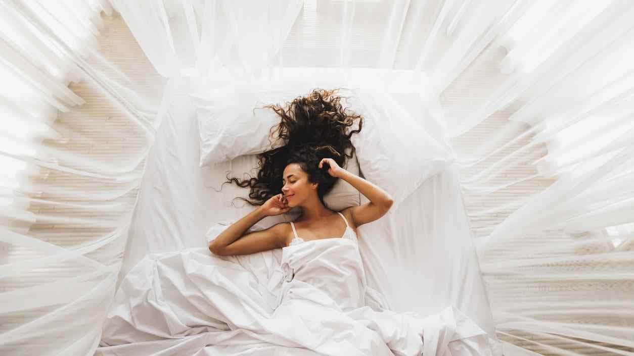 Une fille allongée sur un grand lit