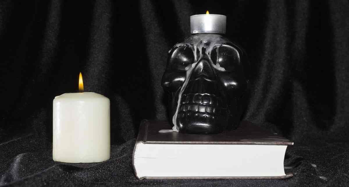Un crâne noir sur le dessus d'un livre