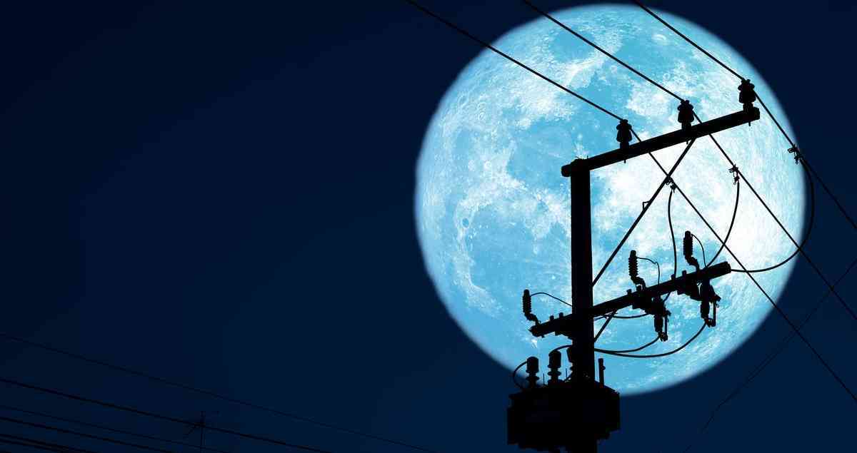 Une grande pleine lune dans le ciel